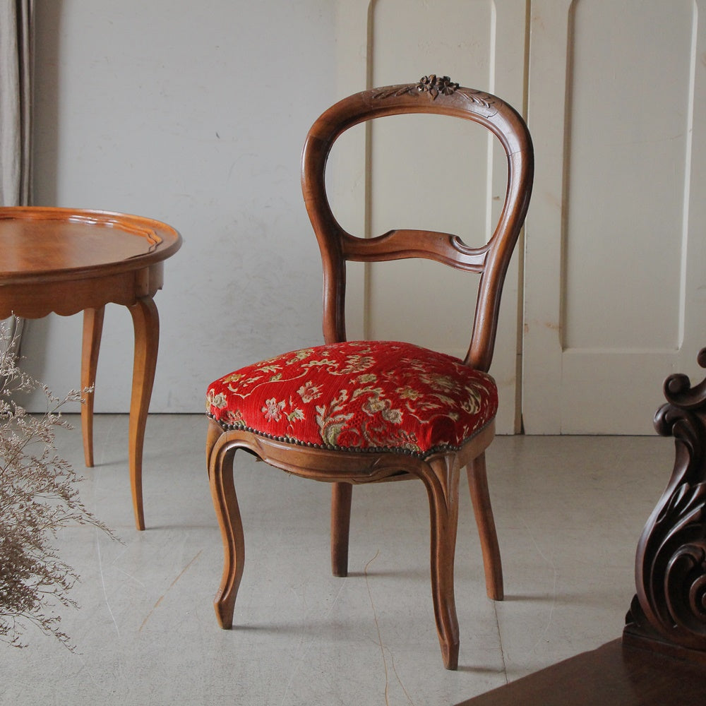 花模様の彫りが可愛いバルーンバックチェア（高さ92cm） フランス