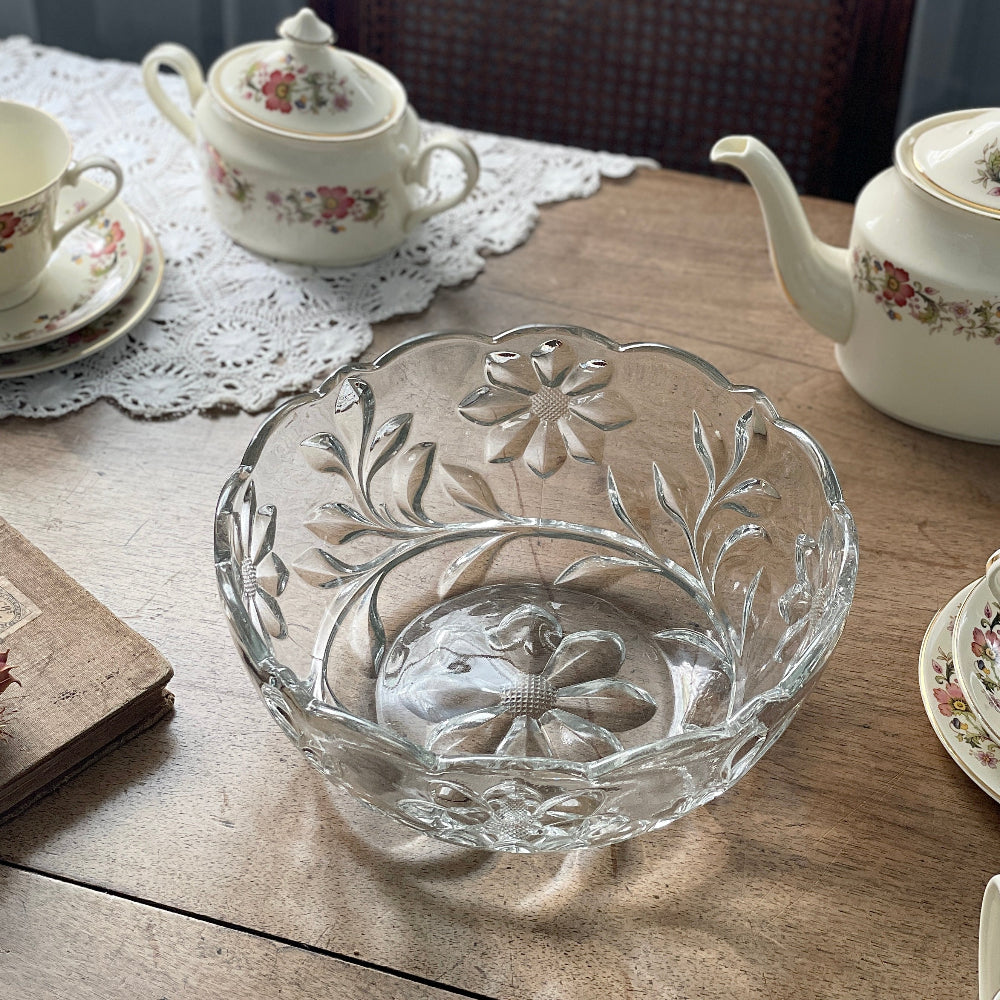 お花模様が可愛らしいガラスボウル（直径24cm） イギリスアンティーク