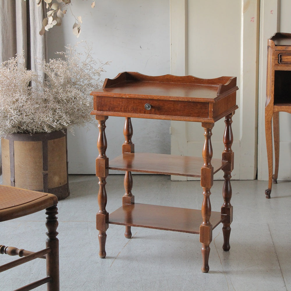 棚つきサイドテーブル（横幅47cm） フランスアンティーク – チェルシー