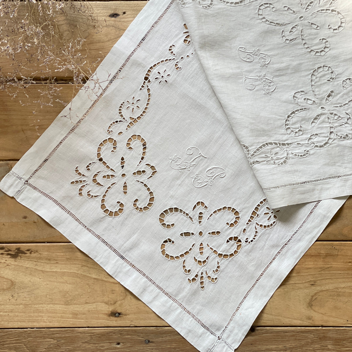 イニシャル入りカットワーク刺繍テーブルランナー（133cm） フランス