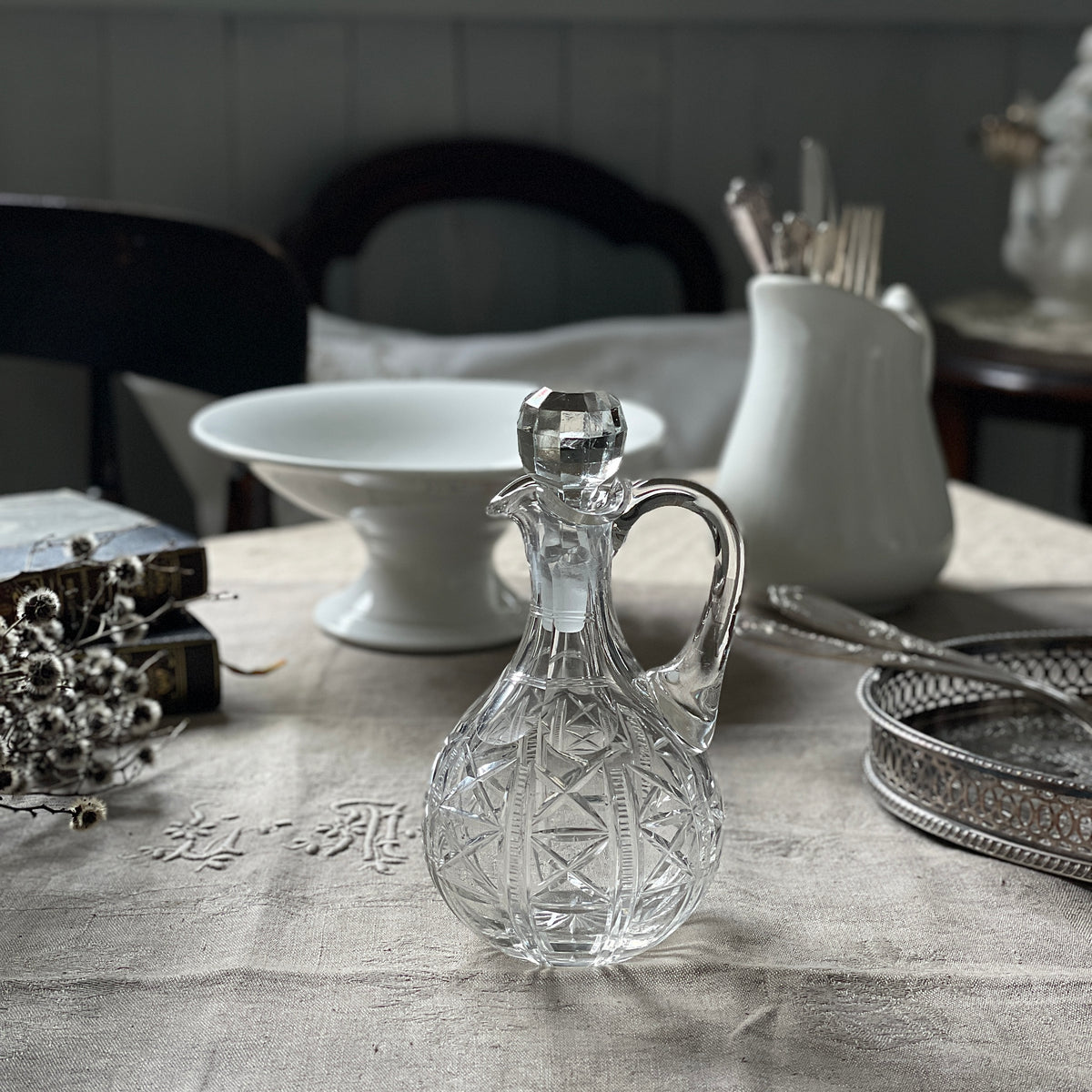 丸みのあるデザインのビネガーボトル（高さ17.5cm） イギリス