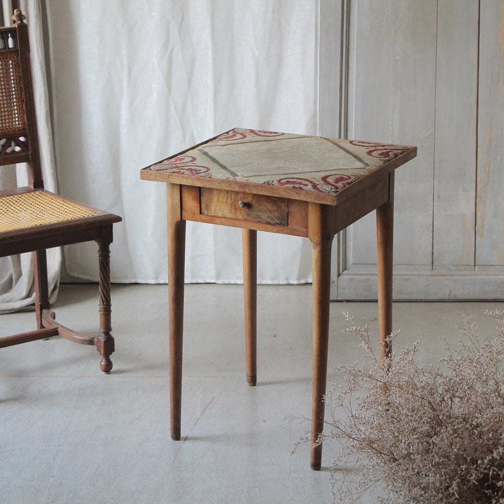 1900年代ウォールナット材クロスステッチテーブル（ff241096