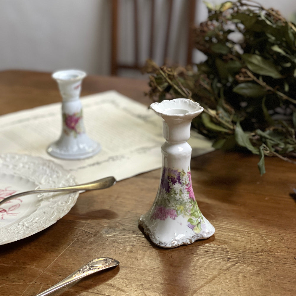 花模様の白い陶器のキャンドルスタンド（高さ14cm） イギリス