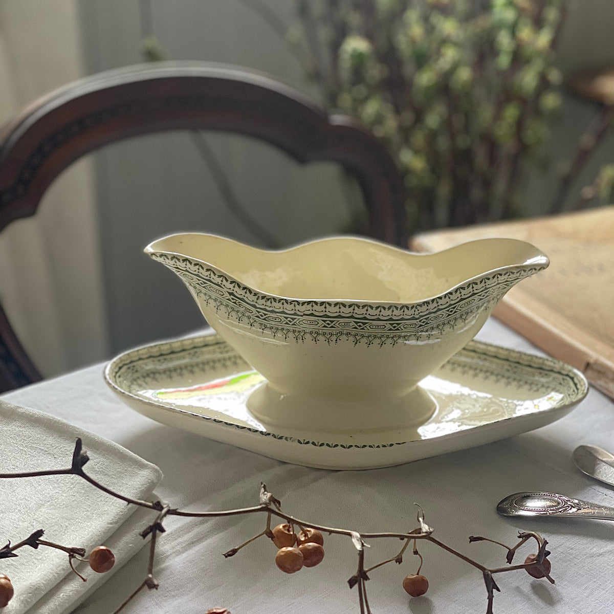 フランスアンティーク 蔓唐草模様が素敵なソーシエール フランスアンティーク 蔓唐草模様が素敵なソーシエール