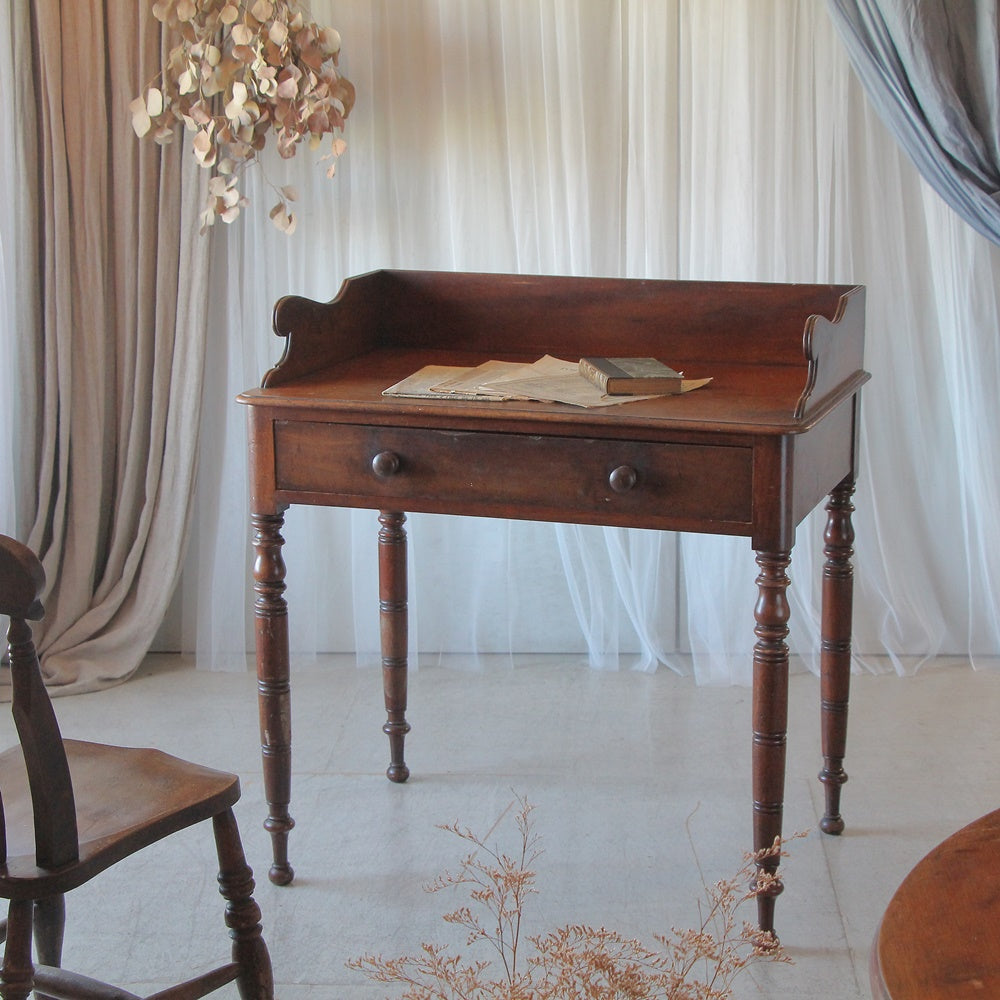 1900年代のマホガニー材ギャラリー付きデスク（横幅91cm） イギリス