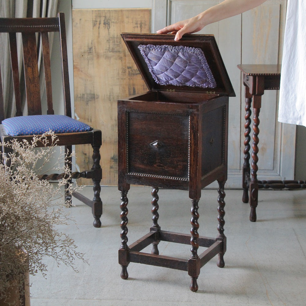 1930年代オーク材ツイストレッグのソーイングテーブル（横幅37cm