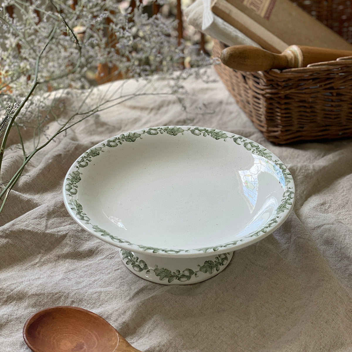 フランス製　オールドパリ窯 マーストリヒト窯ドングリ模様のコンポティエ（直径22.5cm