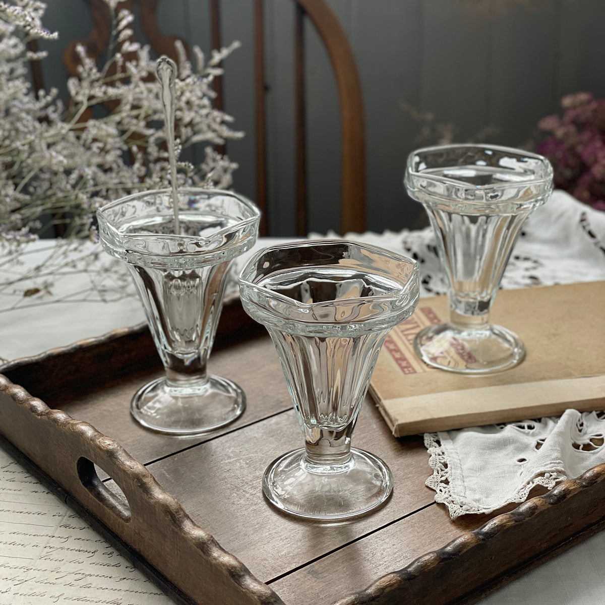 イギリスアンティーク 赤い蕾に緑の葉のステンドグラス イギリスアンティーク（住宅窓