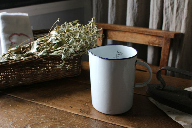 エナメルの風合いが素敵なメジャリングジャグ イギリスアンティーク