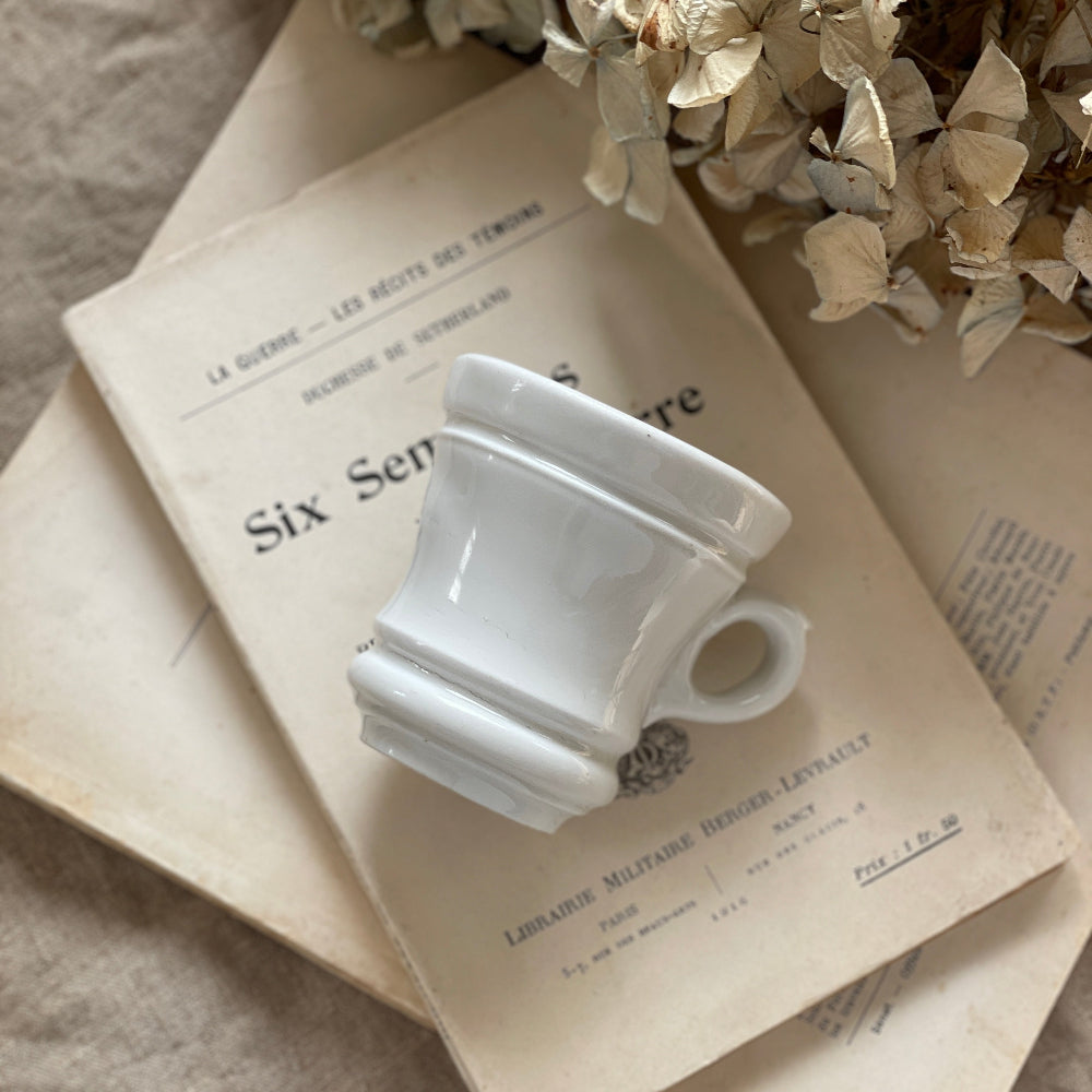 レアな白のブリュロカップ（マグ） フランスアンティーク – チェルシー