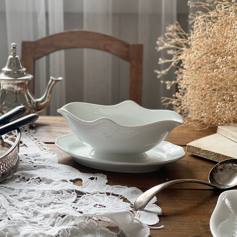 フランス　アンティーク　ソーシエール　白 曲線が美しい白のソーシエール（横幅21cm） フランスアンティーク