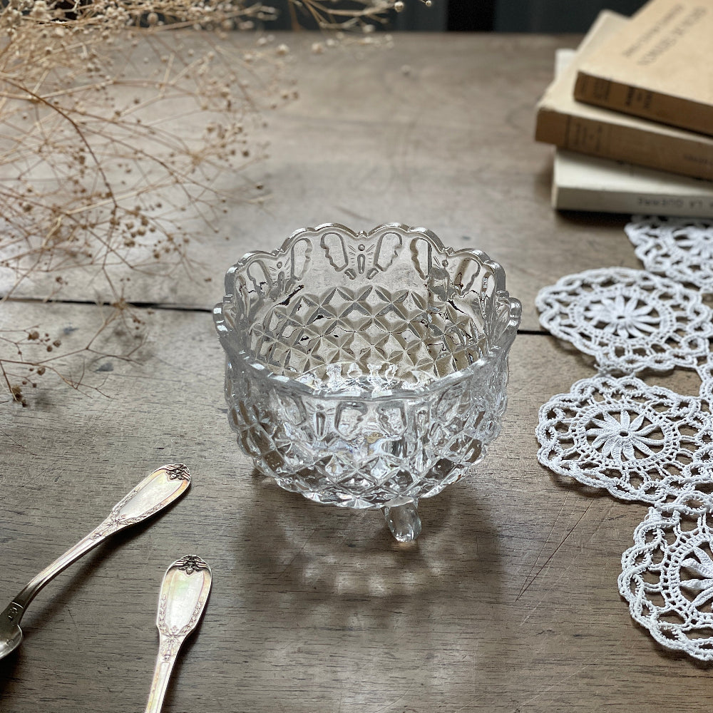 蝶模様の足付き小さなガラスボウル（直径10.5cm） イギリス