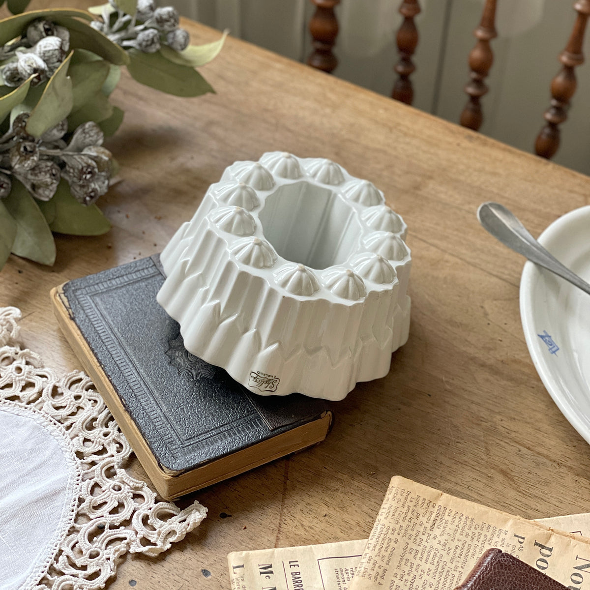 シェリー社細工の細かい陶器モールド（高さ6.5cm） イギリス