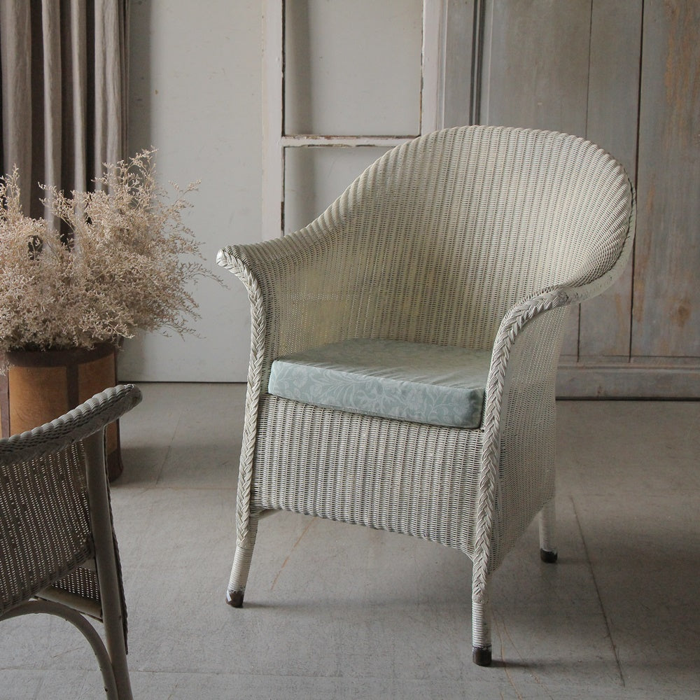 白のロイドルームチェア（椅子）クッション付き高さ81.5cm