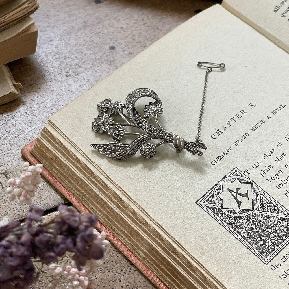 1940年代チェーン付マーカサイトブローチ（花束） イギリス