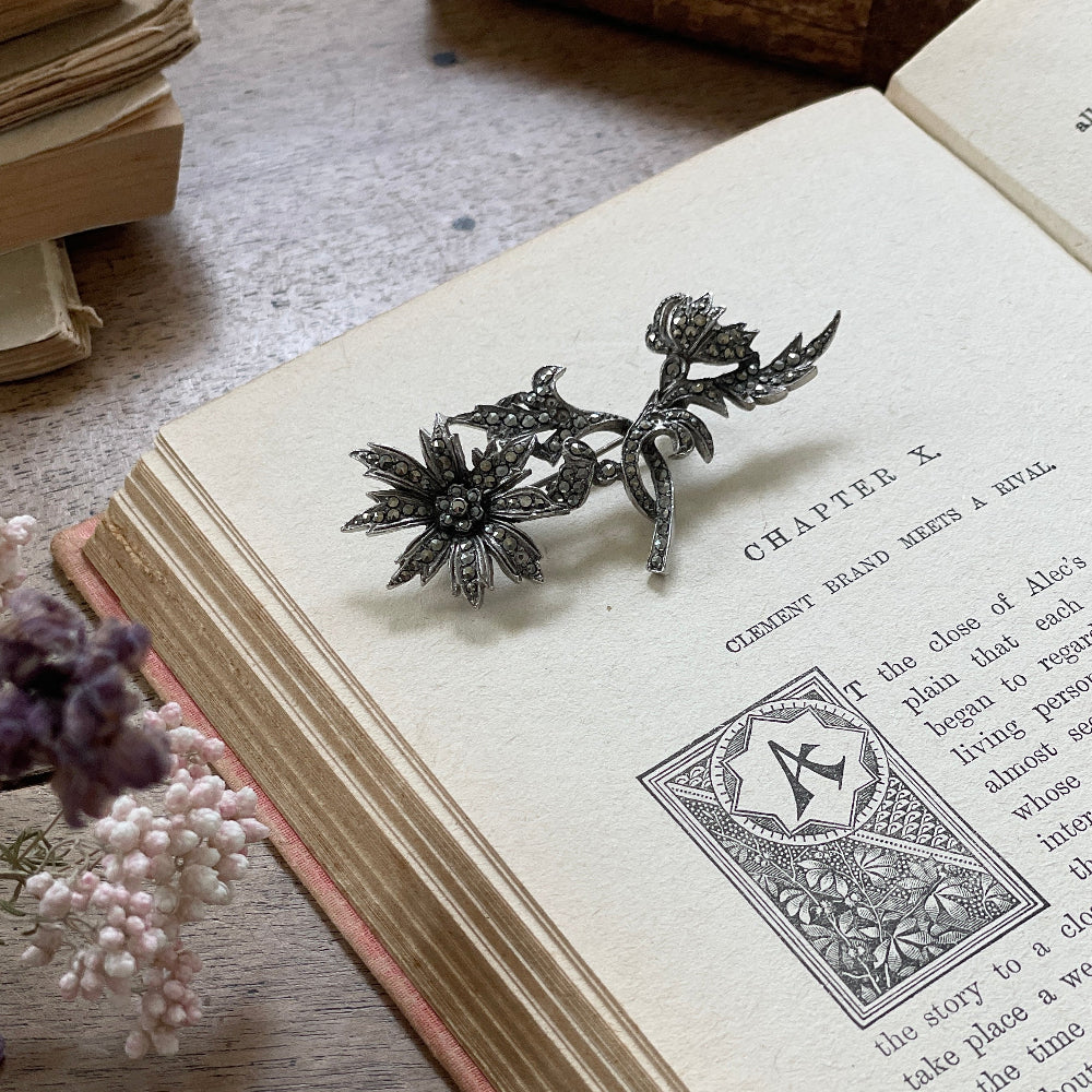 イギリス　アンティーク　マーカサイトブローチ 1940年代マーカサイトブローチ（花）7x3cm イギリスアンティーク