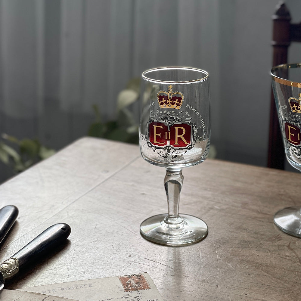 M&S　限定2500 個　シャーロット王女　誕生記念缶　エリザベス女王 赤ちゃんの頃からシャーロット王女はエリザベス女王にそっくり