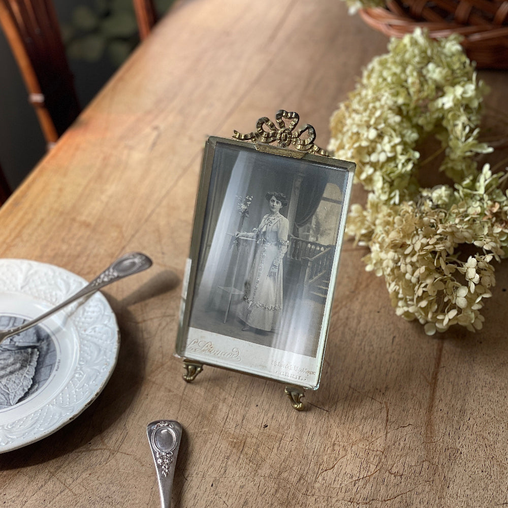 リボンモチーフのオルモルフォトスタンド（21x11cm） フランス