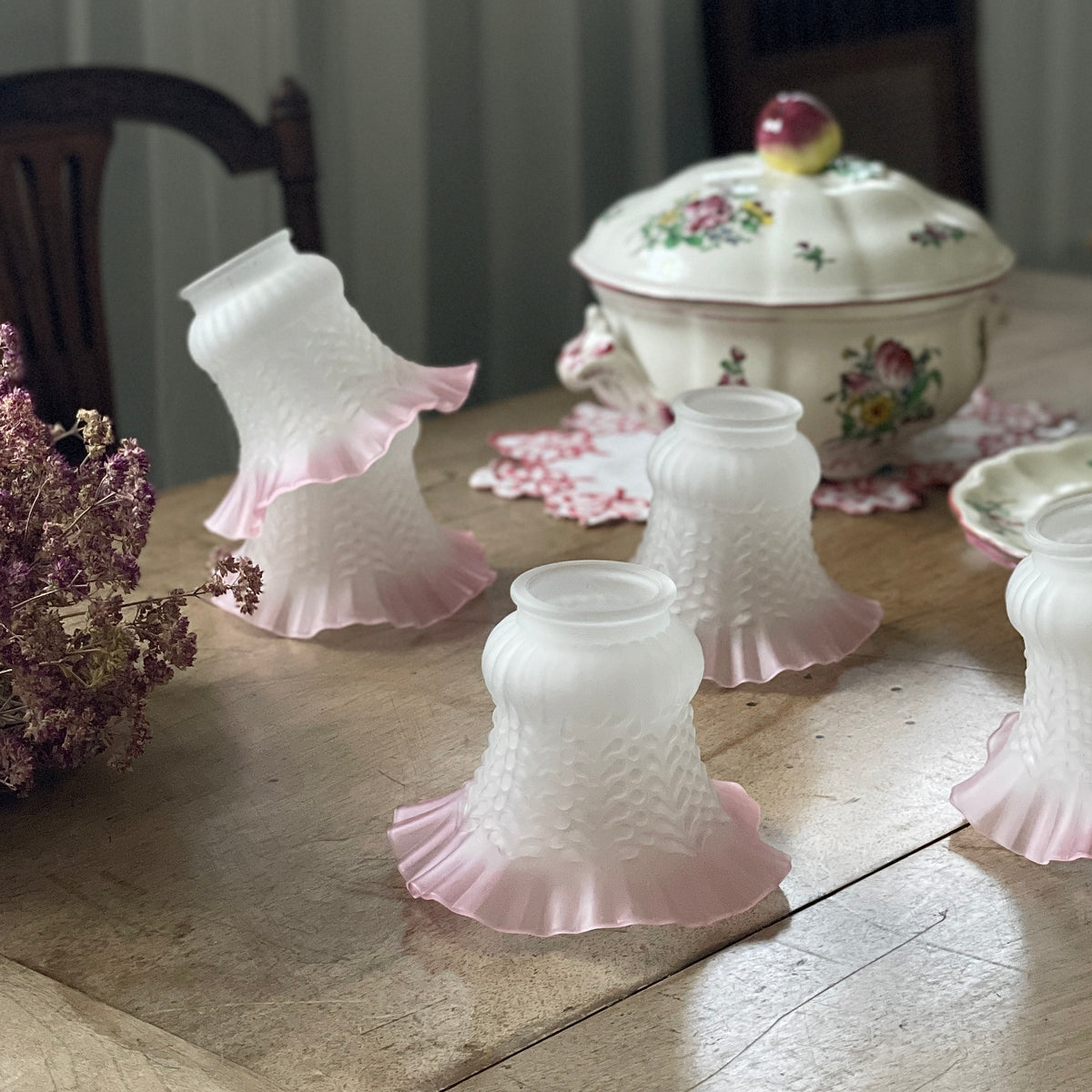 レアな1930年代製、チェリーのアンティーク花瓶　フロストガラス 5点あり！ピンクのフロスト（すり）ガラスシェード フランス