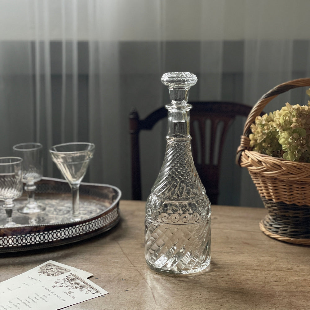 1950年製造のガラスが美しいデキャンタ（高さ29.5cm） イギリス