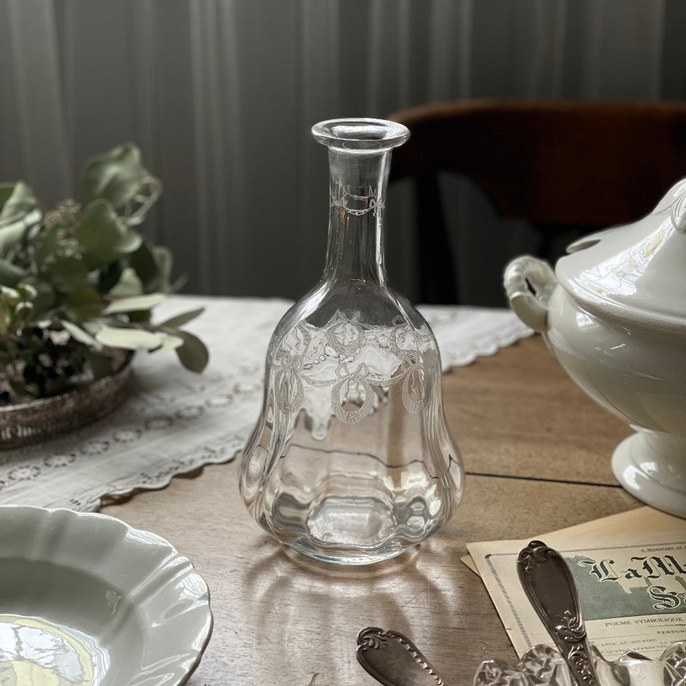リボン柄のエッチングが素敵なカラフェ（デキャンタ）1 フランス