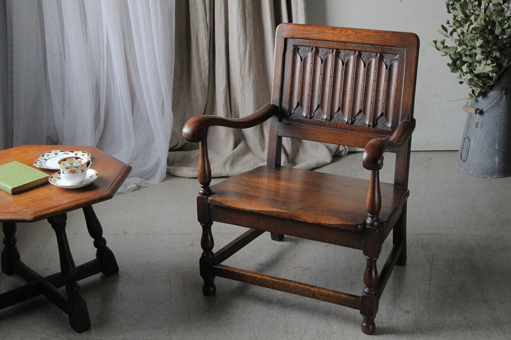 安定感が魅力の1930年代ナーシングチェア（高さ75cm） イギリス