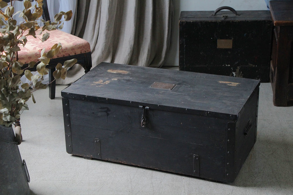 1900年代真鍮タグ付き黒のペイントコファー（木箱）横幅79cm イギリス