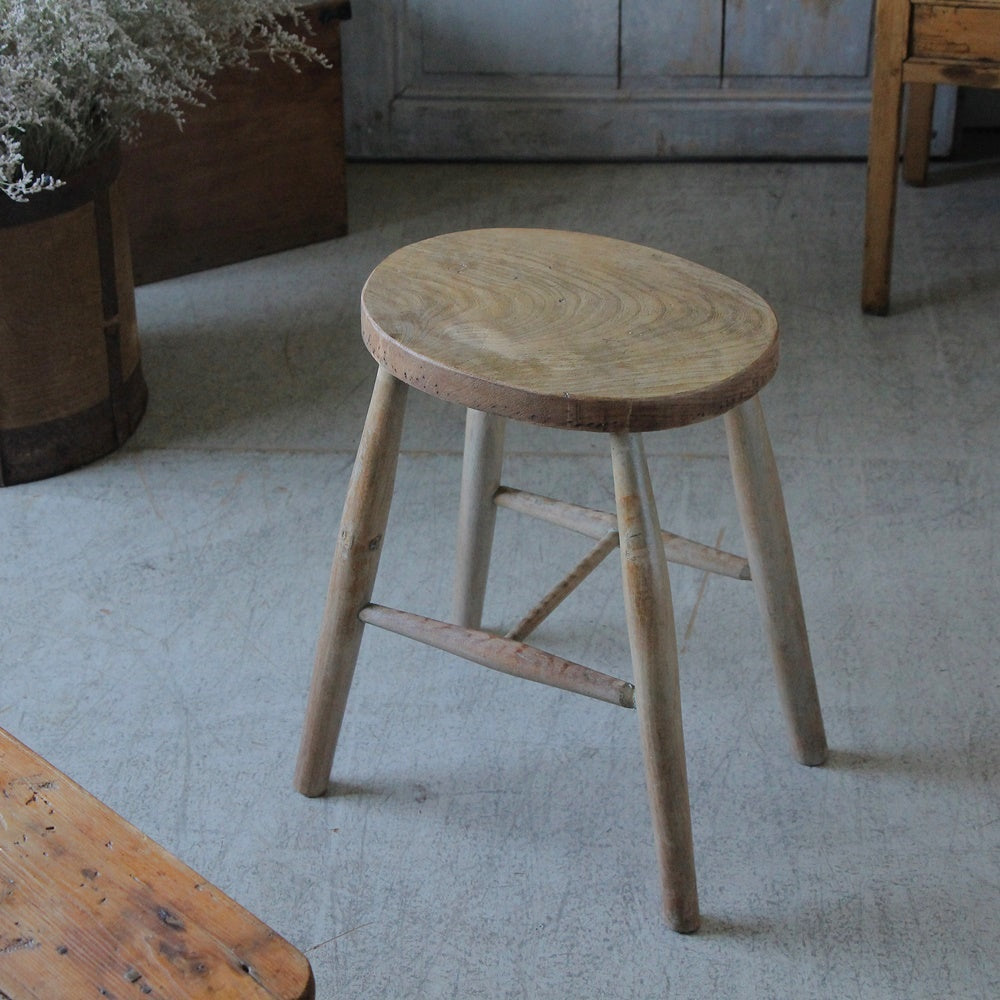 イギリスアンティーク　スツール イギリスから届いたアンティークの椅子、ナチュラルな雰囲気の