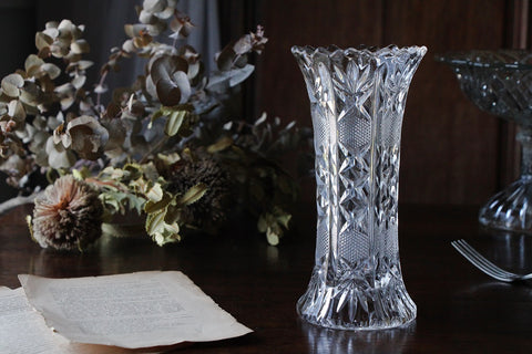 安定感とガラスデザインが素敵なフラワーベース（高さ20cm）　イギリスアンティークガラス雑貨
