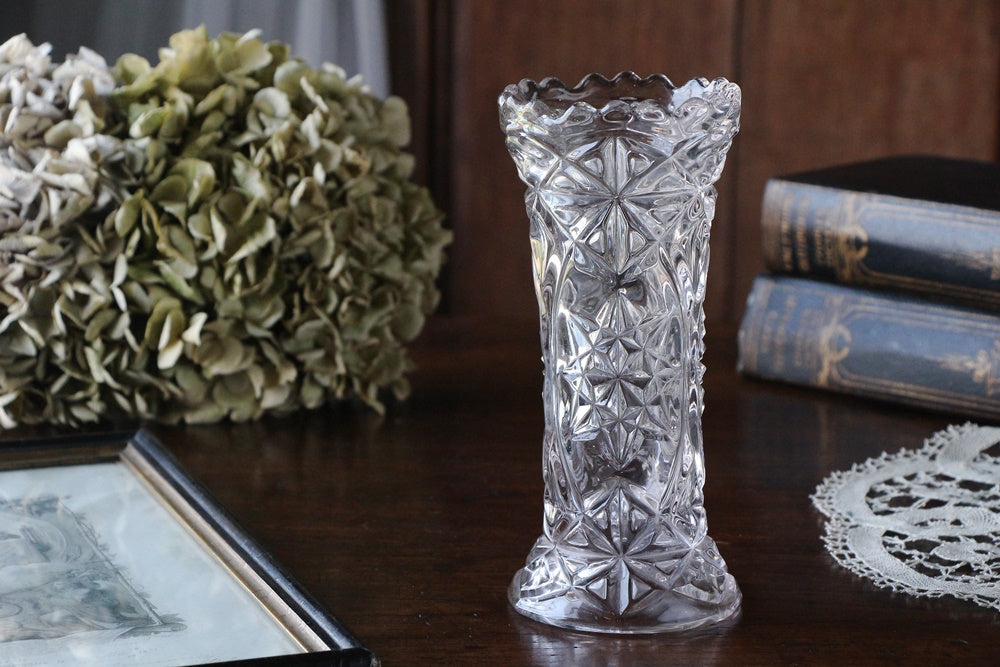 ゆらりとしたガラスが美しいフラワーベース（花瓶）高さ20cm イギリス