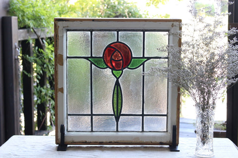 赤いバラに緑の葉のステンドグラス　イギリスのアンティーク（住宅窓）51cm×53cm