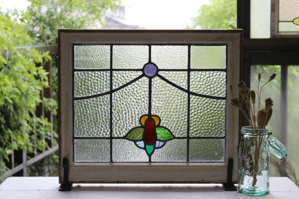 カラフルな色のガラスが使われたステンドグラス イギリスアンティーク 