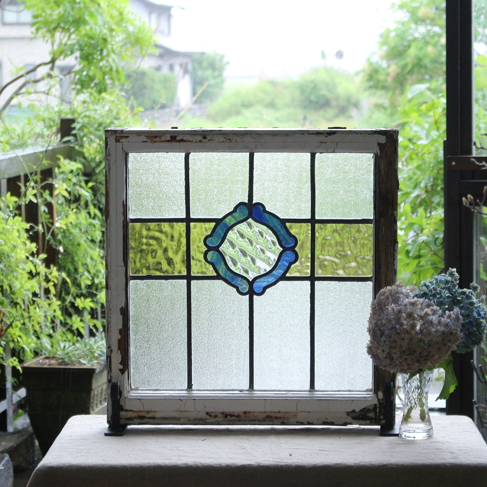 2枚あり！格子柄にマーブル模様の青いガラスが入ったステンドグラス