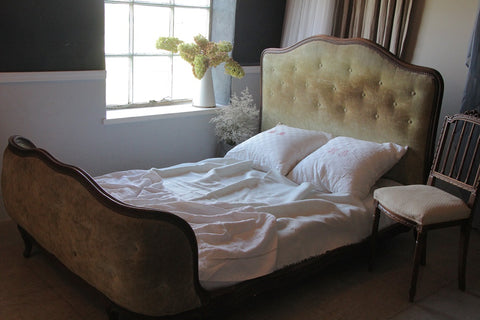 モスグリーンのベルベット生地が素敵なルイ１５世スタイル（コルベール）ベッド　フランスアンティーク家具です。