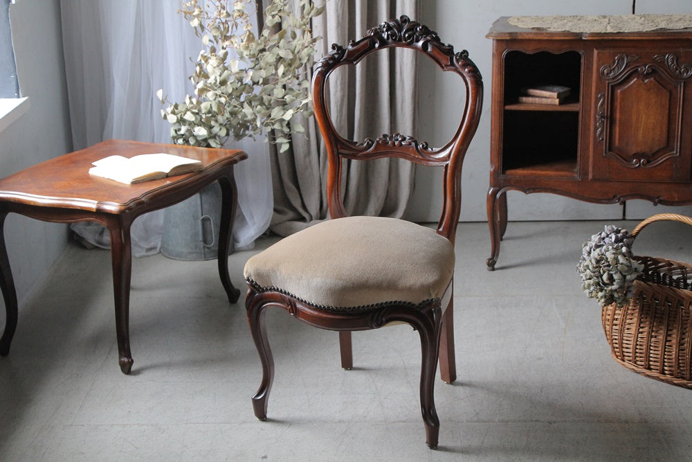 美しい彫りのマホガニー材バルーンバックチェア（椅子）高さ91.5cm 