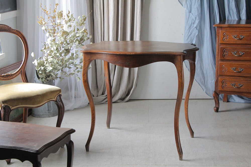 華奢な曲線の足が美しいマホガニー材サイドテーブル（高さ73cm 