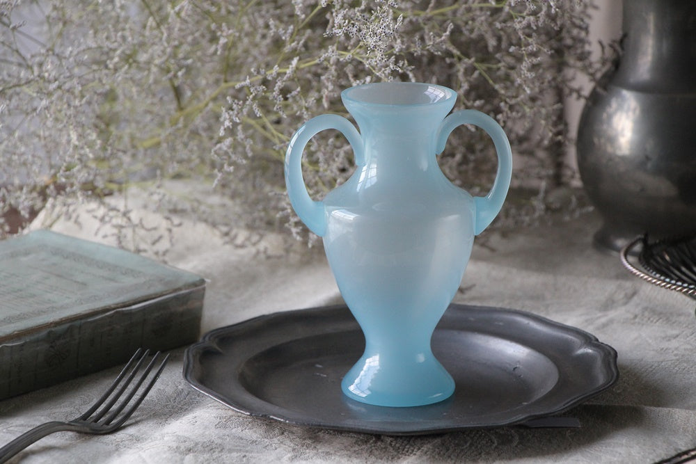水色が可愛いオパリンガラスフラワーベース（花瓶）高さ15.5cm 