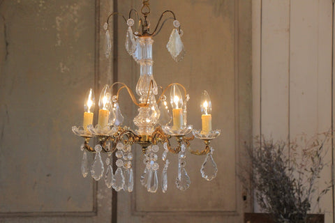 ガラスを多用した美しい５灯シャンデリア（高さ50cm）　フランスアンティーク照明