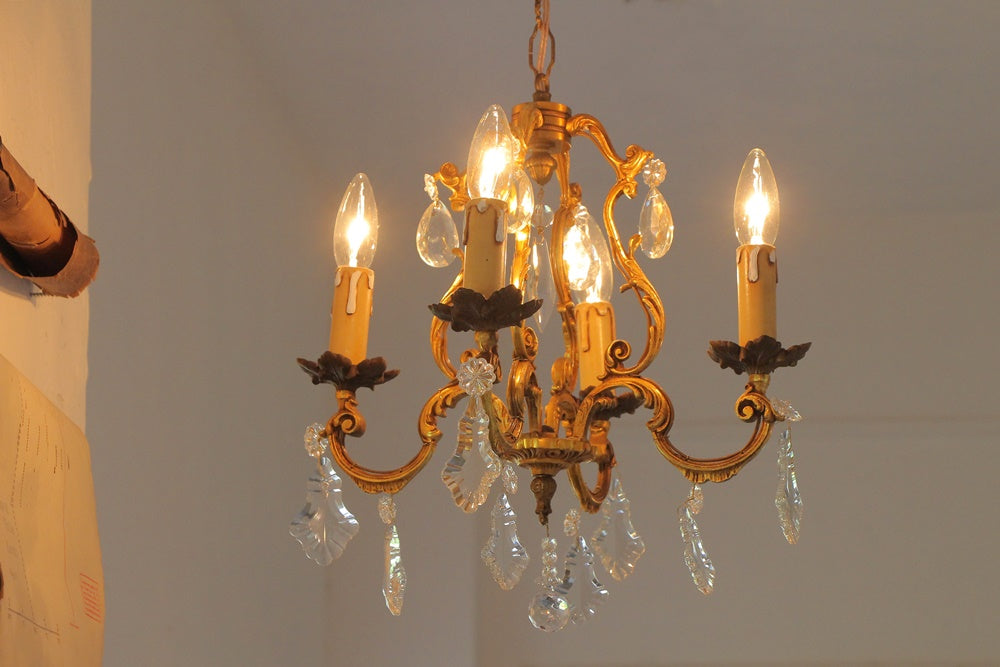 クリスタルガラスパーツが美しい４灯シャンデリア（直径38cm）　フランスアンティーク照明
