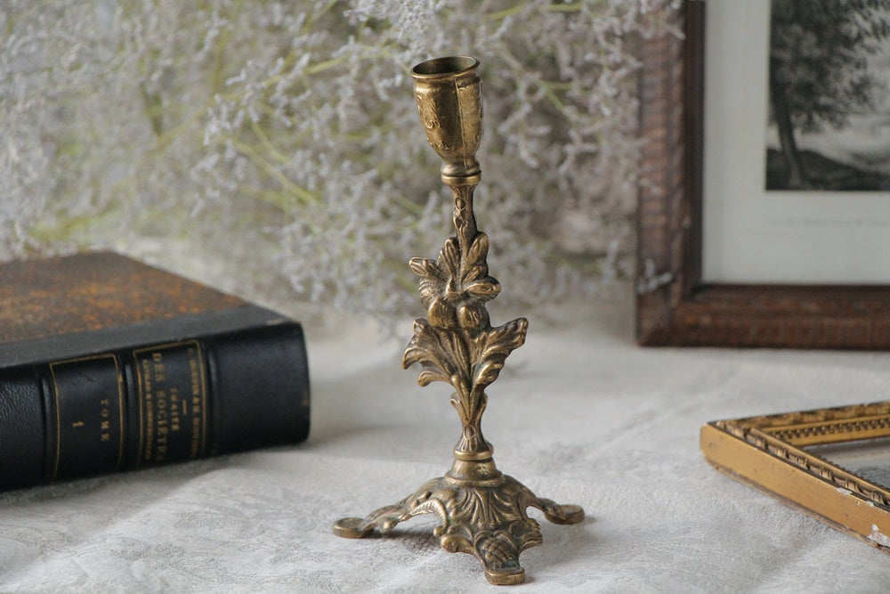 花模様が素敵な真鍮キャンドルスタンド（高さ18.5cm） フランスアンティークインテリア雑貨 – チェルシーオールド