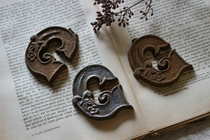 ラスト1点 アイアンサインG フランスアンティークインテリア雑貨