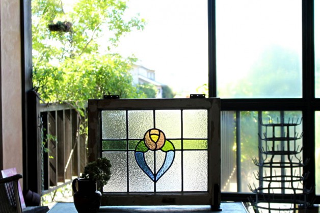 淡い色のバラが優しい雰囲気のステンドグラス イギリスアンティーク(住宅窓）54cm×44cm – チェルシーオールド