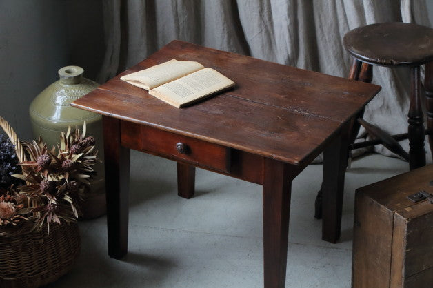 チェリーウッドの木肌がかっこいいローテーブル（机） フランス