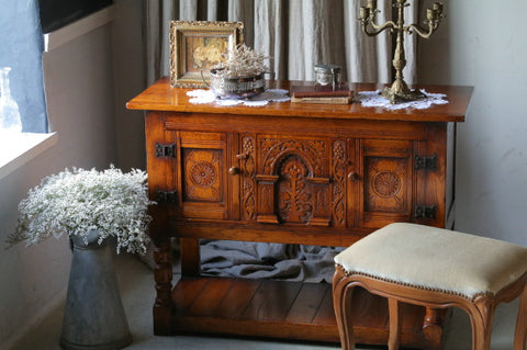 美しい彫りが魅力のソリッドオーク材サイドボード　イギリスアンティーク家具