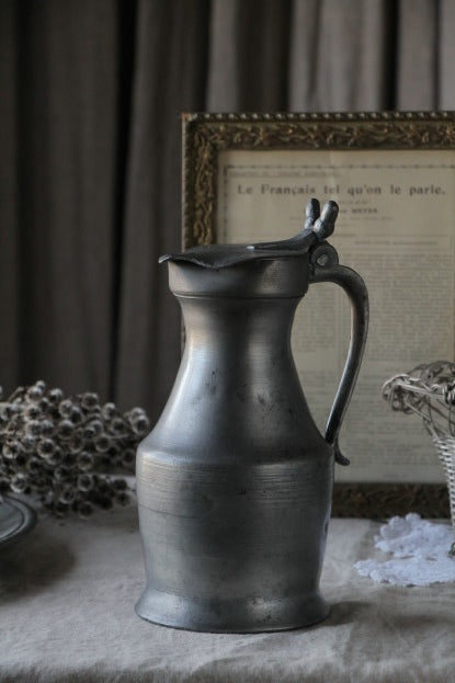 ずっしりとした重さを感じるエタンジャグ フランスアンティーク