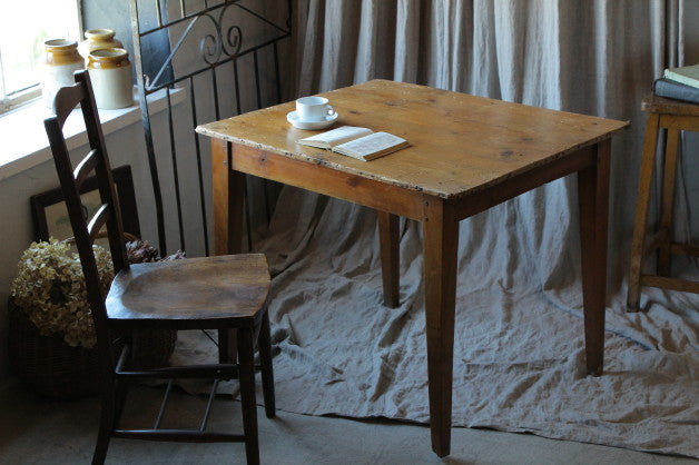 シンプルなデザインのオールドパインテーブル（机） フランス 
