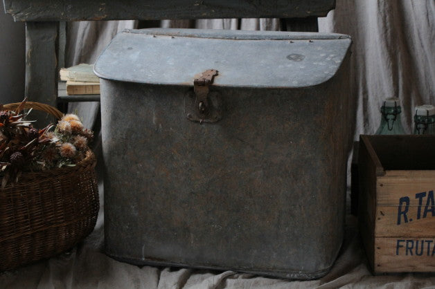 インダストリアルな雰囲気のブリキボックス フランスアンティーク