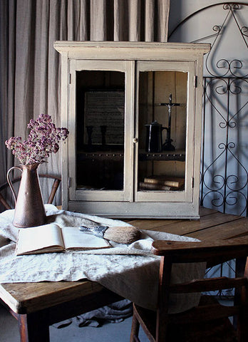 1880’ｓシャビーな白色のガラスキャビネット（飾り棚）　イギリスアンティーク家具