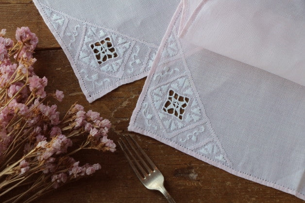 3枚あり　ベビーピンクに白刺繍が素敵なナフキン　フランスアンティークリネン（生地）