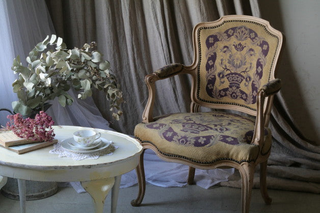 ２脚あり！美しい紫色の手刺繍アームチェア（椅子） フランス